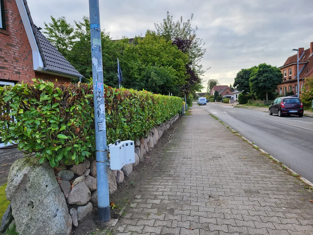 Verkehrszaehlgeraet mit Seitenradartechnik in der Strasse Lohe